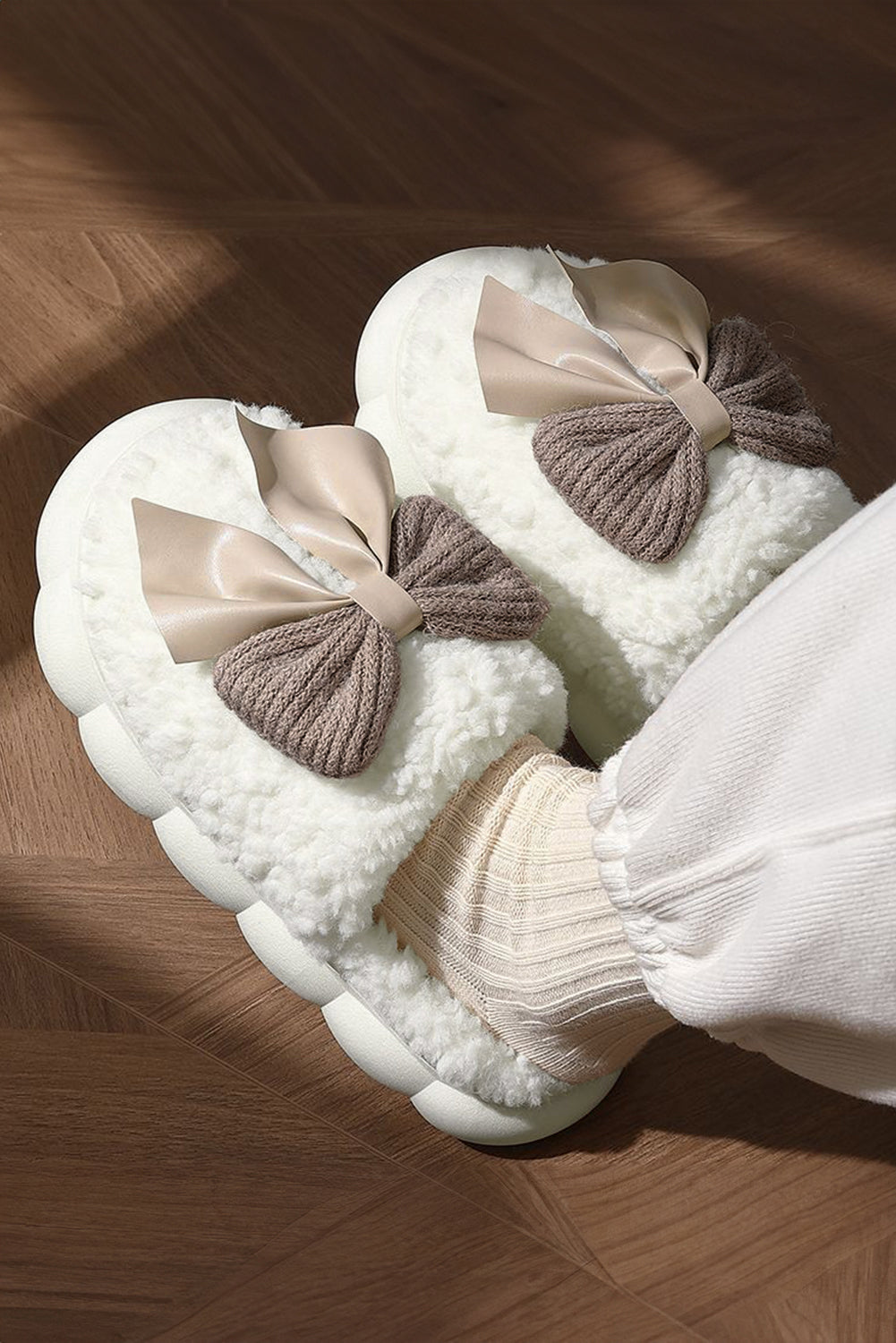 White Contrast Bowknot Applique Plush Winter Slippers (Bow Colors May Differ by Batch) by